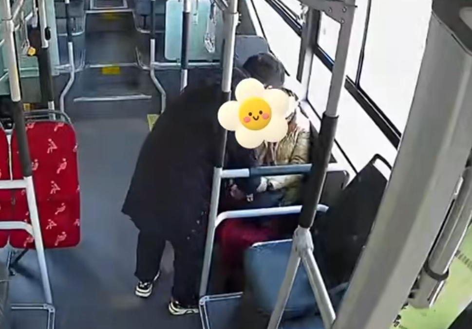 暖心守护！公交司机紧急救助突发疾病老人